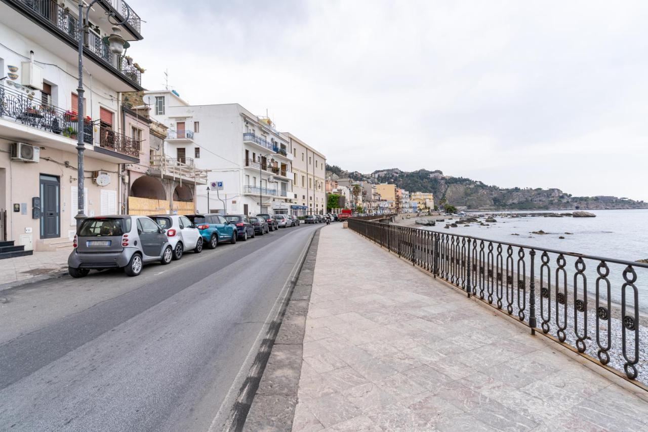 Giardini Naxos Lovely Flat In Front Of The Beach ภายนอก รูปภาพ